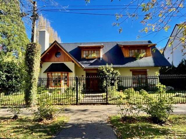 C203 - Casa de 5 dormitorios 265 m2 en lote de 500 m2 -Rivadavia esq Obeid - Centro