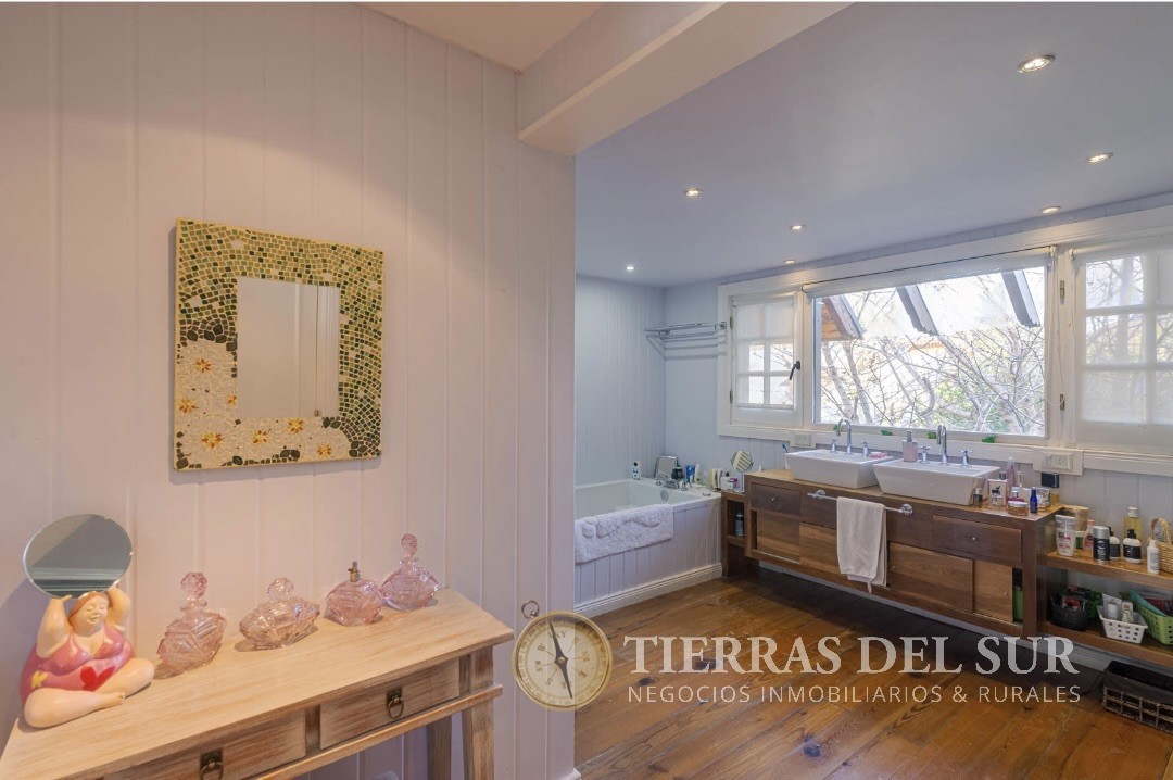 C228 - Espectacular Propiedad de 5 dormitorios - 336 m2 - Rivadavia al 900 - Centro