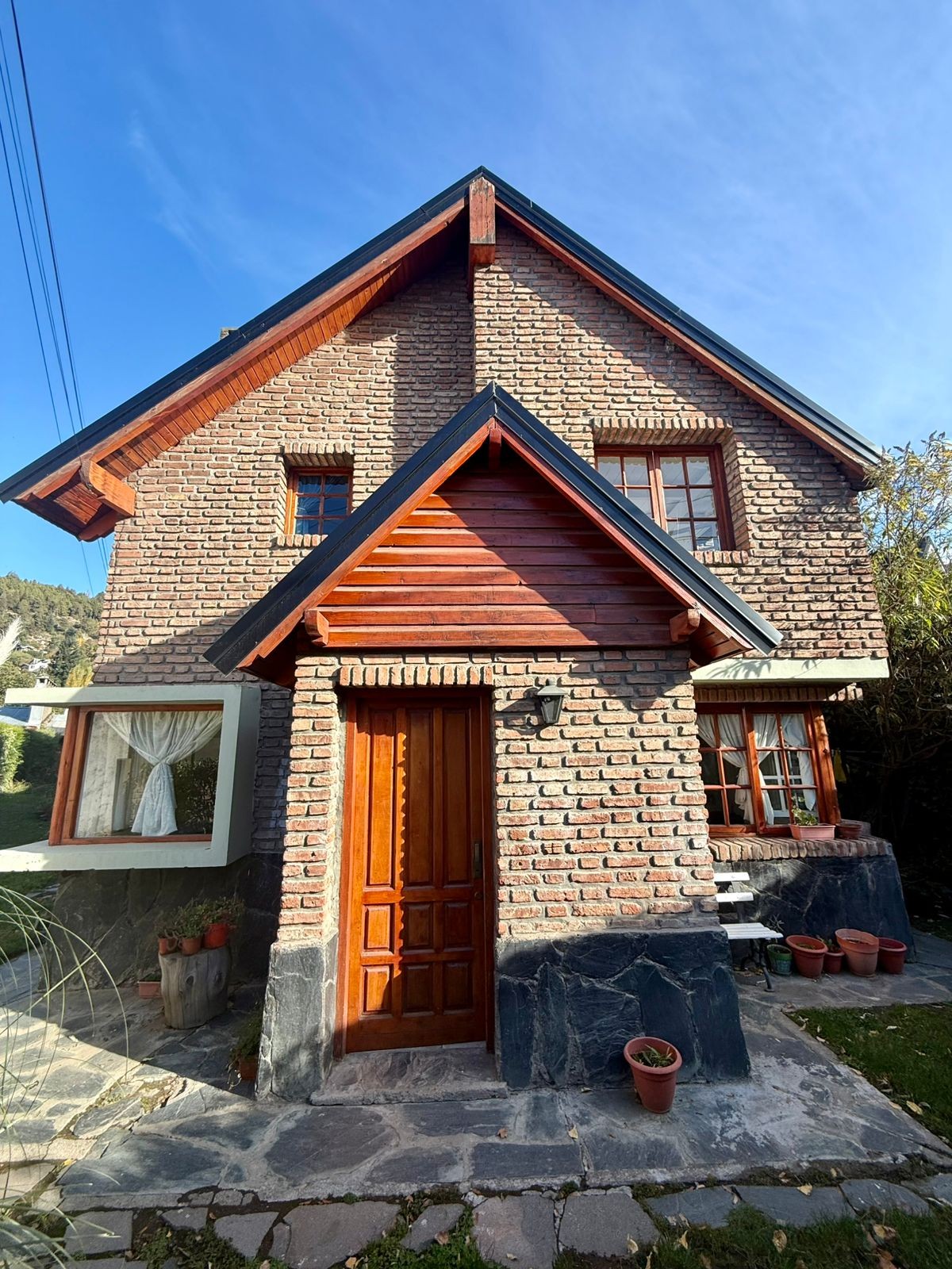 AL227 - Cabaña tres dormitorios sobre calle Los Cipreses- Centro